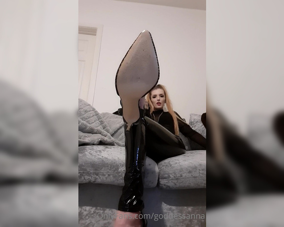 Goddess Anna aka Goddessanna OnlyFans - Suck that heel