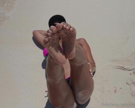 Alexia Ramsey aka Alexia_ramsey OnlyFans - Vacay footjob One of my favorite foot fetish scenarios, is the vacay foot encounter scenario You m3