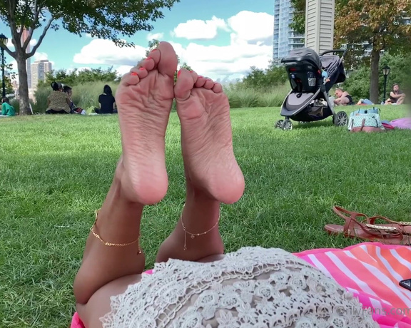 Alexia Ramsey aka Alexia_ramsey OnlyFans - This was some Public park chillin just posing my soles As always people all around us New Photo