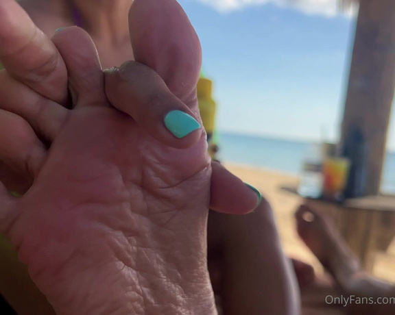 Alexia Ramsey aka Alexia_ramsey OnlyFans - Getting my feet ready to rub my man’s cock on the floating ring Trying to be discreet but as you