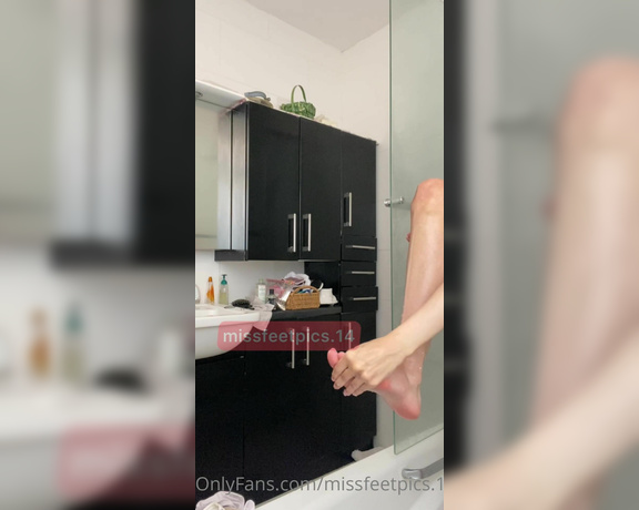 Alia Lizza aka Missfeetpics14 OnlyFans - Come and watch me clean my dirty feetlegs