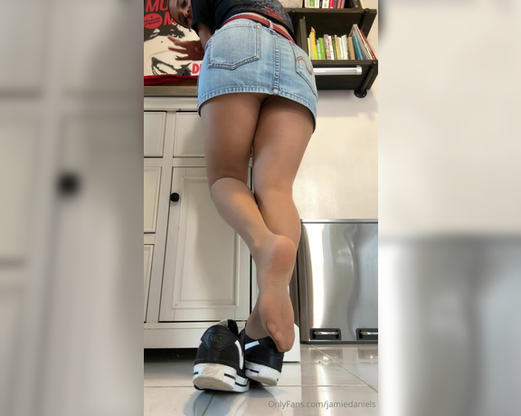 Jamie Daniels aka Jamiedaniels OnlyFans - Good evening! here is a OF member custom for an up skirtFeet pantyhose video