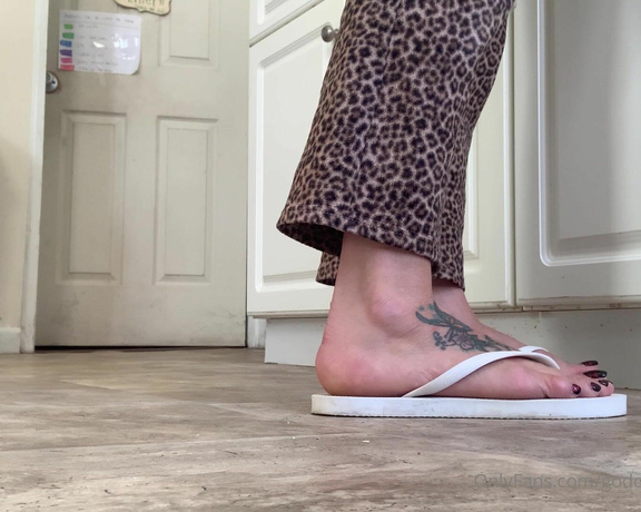 Goddess monica aka Goddessmonica00w OnlyFans - White old navy flip flops