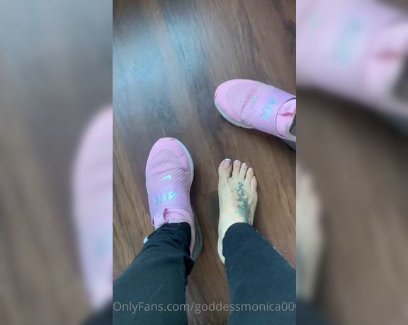 Goddess monica aka Goddessmonica00w OnlyFans - Sweaty feet