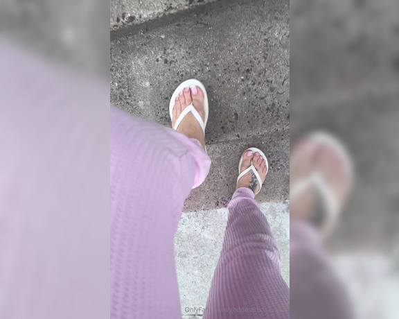 Goddess monica aka Goddessmonica00w OnlyFans - White old navy flip flops