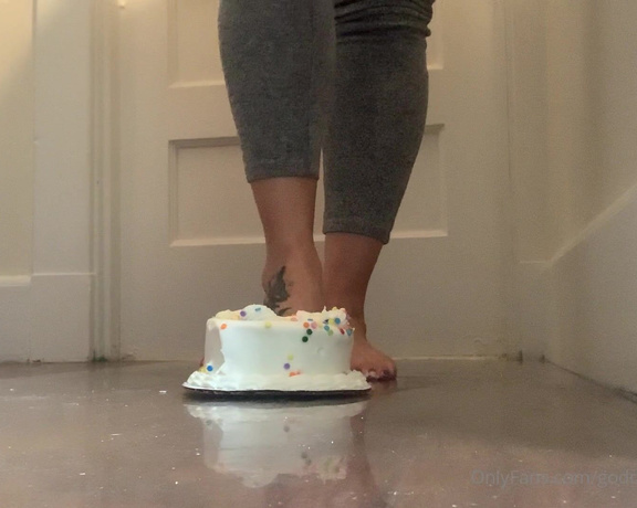 Goddess monica aka Goddessmonica00w OnlyFans - Crushing cake  per your request