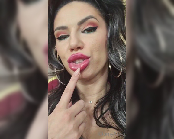 GlamyAnya aka Glamyanya OnlyFans - Not to torment you but look at my lips! Skype, text voice video messages for the next hours
