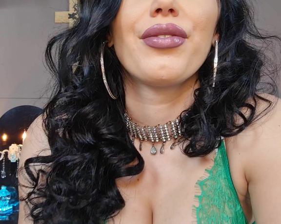 GlamyAnya aka Glamyanya OnlyFans - Who stole your Xmas Grinch Anya did!