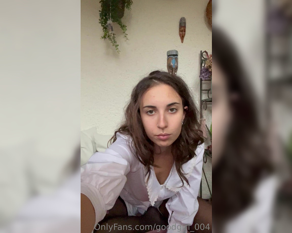 Goodgirl aka Goodgirl_004 OnlyFans - Torno a casa da scuola con i piedini sudati