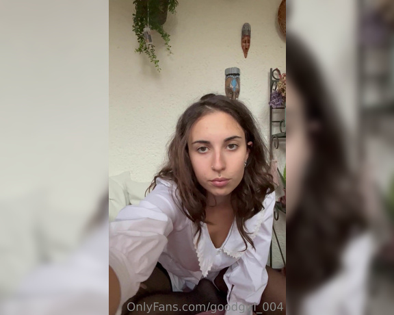 Goodgirl aka Goodgirl_004 OnlyFans - Torno a casa da scuola con i piedini sudati