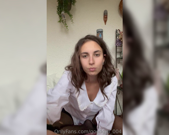 Goodgirl aka Goodgirl_004 OnlyFans - Torno a casa da scuola con i piedini sudati