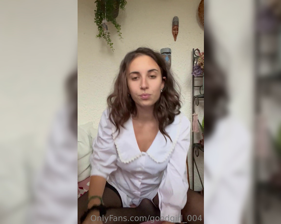 Goodgirl aka Goodgirl_004 OnlyFans - Torno a casa da scuola con i piedini sudati