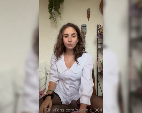 Goodgirl aka Goodgirl_004 OnlyFans - Torno a casa da scuola con i piedini sudati