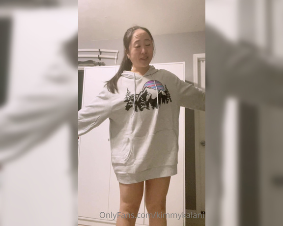 Kimmy Kalani aka Kimmykalani OnlyFans - So I went this the suggestion to go an extra size up on the sweatshirts and this is an XXL, should