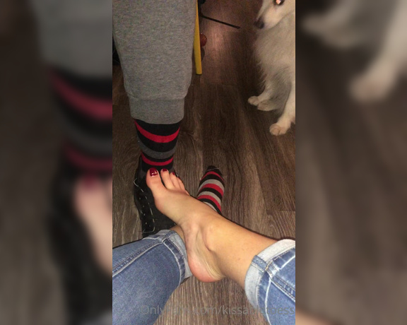 Kissable Toes aka Kissabletoess OnlyFans - Hanging out with the fleet of feet match socks