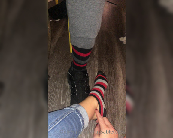 Kissable Toes aka Kissabletoess OnlyFans - Hanging out with the fleet of feet match socks