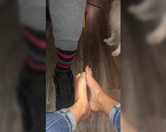 Kissable Toes aka Kissabletoess OnlyFans - Hanging out with the fleet of feet match socks