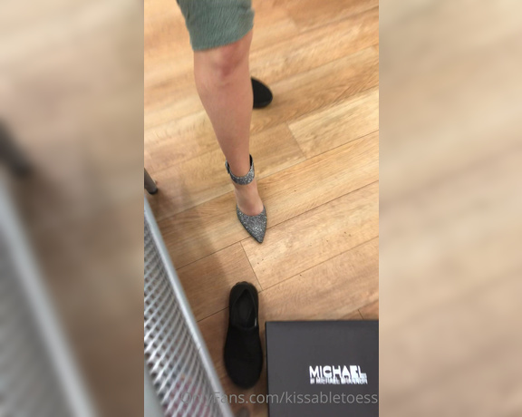 Kissable Toes aka Kissabletoess OnlyFans - Went shoe shopping at the mall today I could get used to this! Haven’t been to one in forever but 4