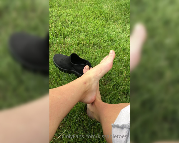 Kissable Toes aka Kissabletoess OnlyFans - Slippin them off