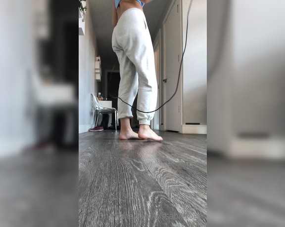 Kissable Toes aka Kissabletoess OnlyFans - Wait til the end After workout booty and soles should be a thing