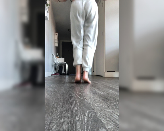 Kissable Toes aka Kissabletoess OnlyFans - Wait til the end After workout booty and soles should be a thing