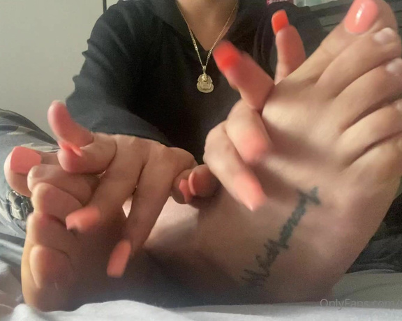 NaNaDaGoDD aka Nanamoneyfeet OnlyFans - Come rub my toes!!