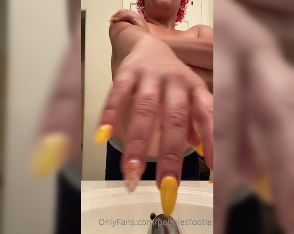 NaNaDaGoDD aka Nanamoneyfeet OnlyFans - 4MIN COCONUT OIL AND BOOB APPRECIATION!!