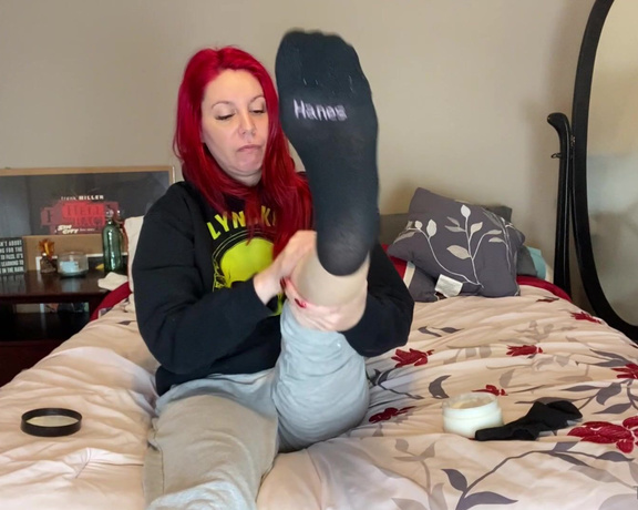 Tickles Soft Soles aka Ticklessoftsoles OnlyFans - Good morning little chit chat while I lotion my cold feet