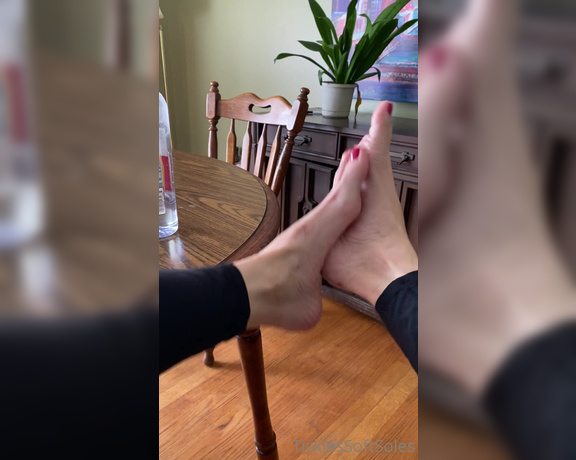 Tickles Soft Soles aka Ticklessoftsoles OnlyFans - Hi there my foot babes Comment below if you know where I’m at!