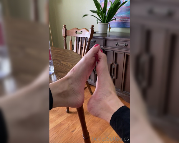 Tickles Soft Soles aka Ticklessoftsoles OnlyFans - Hi there my foot babes Comment below if you know where I’m at!