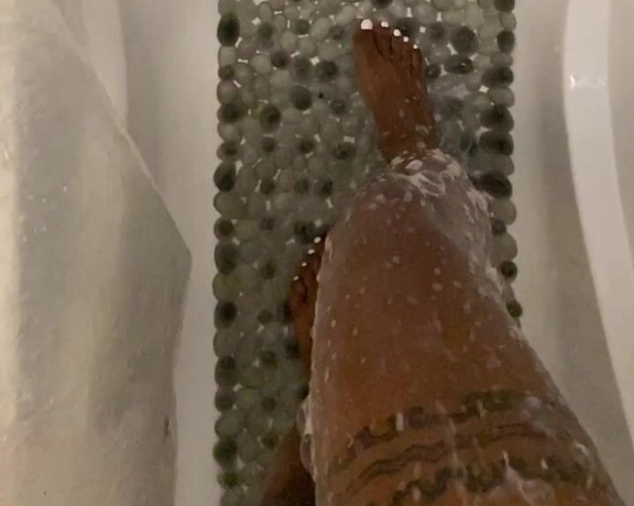 Carameltoesz1 aka Carameltoesz OnlyFans - Soapy leg and sole tease 2