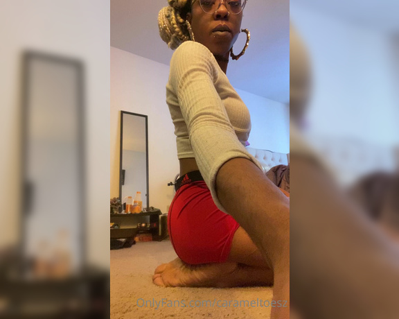 Carameltoesz1 aka Carameltoesz OnlyFans - Sitting on my soles, a fan request