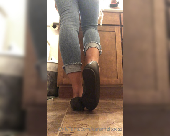 Carameltoesz1 aka Carameltoesz OnlyFans - Standing shoe tease