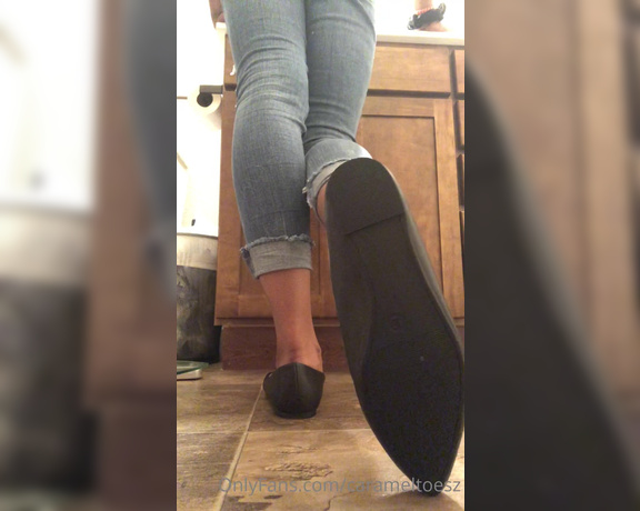 Carameltoesz1 aka Carameltoesz OnlyFans - Standing shoe tease