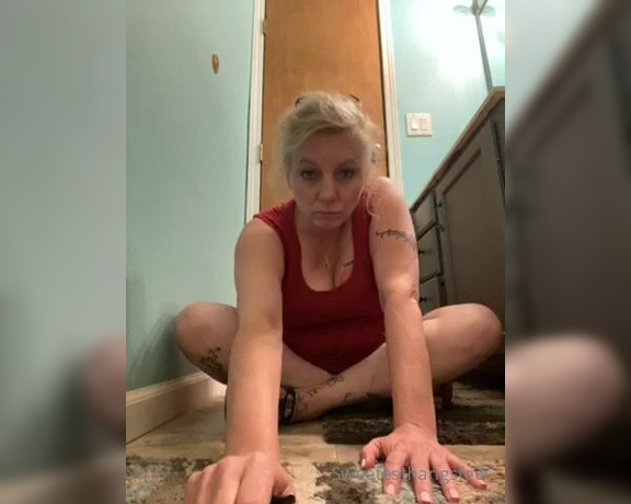 Goddess Rhonda aka Sweetesthangsfeet OnlyFans - Waiting in my parents bathroom to do a Skype show, so I figured I’d show you all my feet real quick