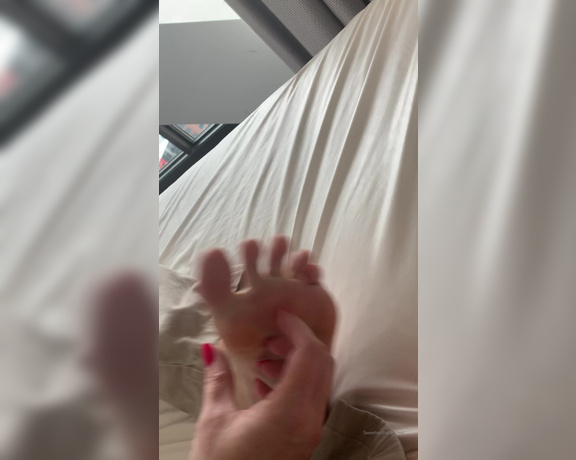 Goddess Rhonda aka Sweetesthangsfeet OnlyFans - He loves being tickled by my sexy fingers