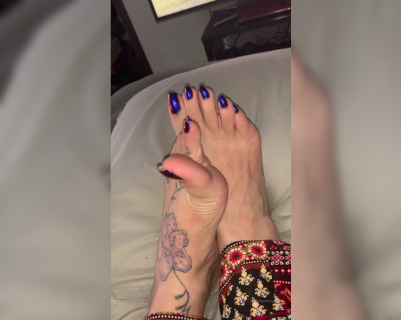 Goddess Rhonda aka Sweetesthangsfeet OnlyFans - Lovin this color shift polish 5