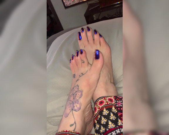 Goddess Rhonda aka Sweetesthangsfeet OnlyFans - Lovin this color shift polish 5