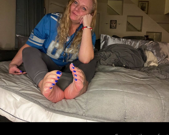 Goddess Rhonda aka Sweetesthangsfeet OnlyFans - A little someone @wonderfeetwoman creeping in the background watch lol look in the windows behind