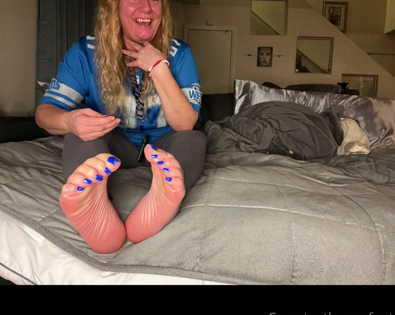 Goddess Rhonda aka Sweetesthangsfeet OnlyFans - A little someone @wonderfeetwoman creeping in the background watch lol look in the windows behind