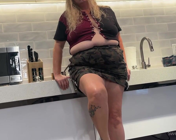 Goddess Rhonda aka Sweetesthangsfeet OnlyFans - Cum let me cook you some dinner! Then you have to rub me down New BJ content available you don’t