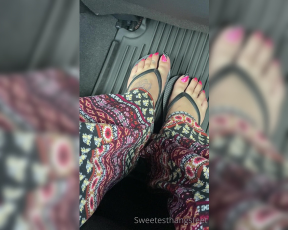 Goddess Rhonda aka Sweetesthangsfeet OnlyFans - I caught another Uber driver staring at my toes and I asked him if he had a foot fetish and he did!