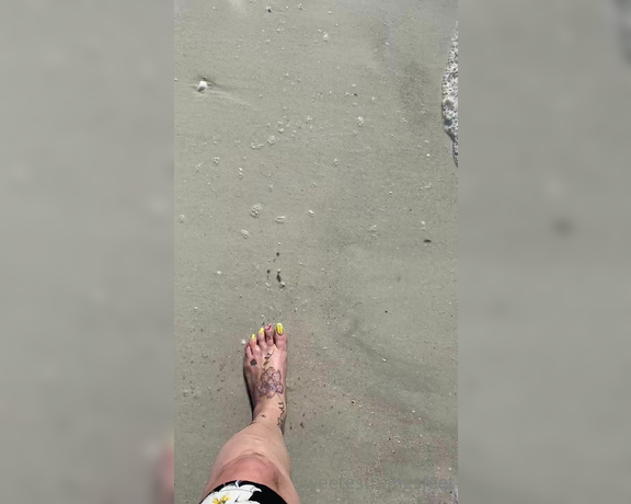 Goddess Rhonda aka Sweetesthangsfeet OnlyFans - More beach feet 1