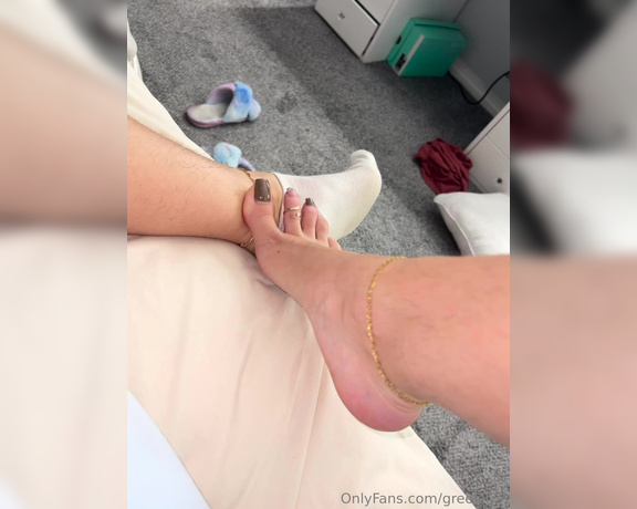 Greek Goddess Li aka Greekli77 OnlyFans - Unshaven legs + handless sock removal