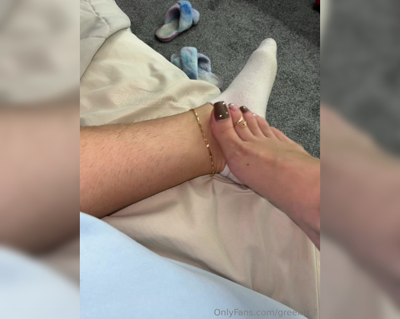 Greek Goddess Li aka Greekli77 OnlyFans - Unshaven legs + handless sock removal