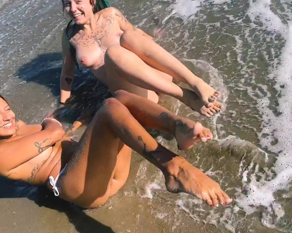 Freaky Fjonda aka Freakyfjondaxxx OnlyFans - Look at these fine misses at the beach how much we love tooo teeaaassseee you @starbutterflyo 10