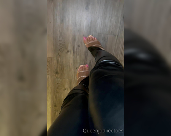 Queenjodiieetoes aka Prettyfeetonly1800 OnlyFans - Off The Red Wine