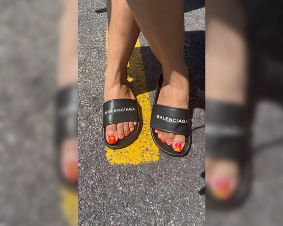 Queenjodiieetoes aka Prettyfeetonly1800 OnlyFans - It’s Always Fun Taking Quick Vid Outside