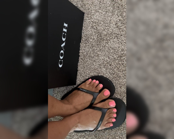 Queenjodiieetoes aka Prettyfeetonly1800 OnlyFans - I Like The Sound Of Flip Flops It’s