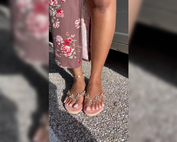 Queenjodiieetoes aka Prettyfeetonly1800 OnlyFans - It’s A Nice Day To Have Out